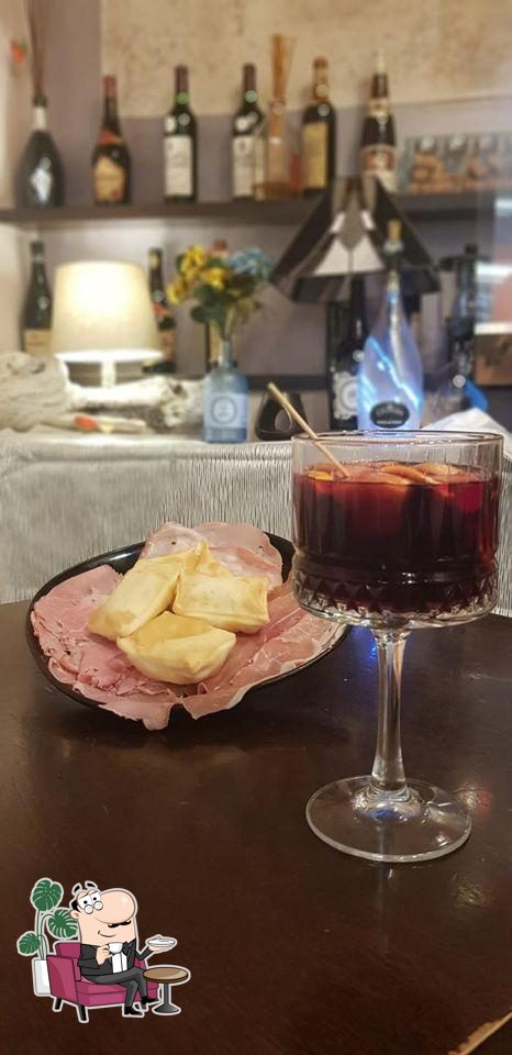 Dai un'occhiata agli interni di Fly Cafe'.