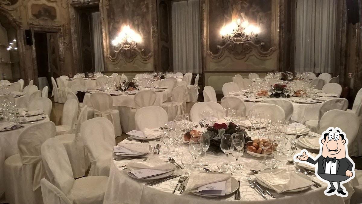Siediti a un tavolo di San Carlo.