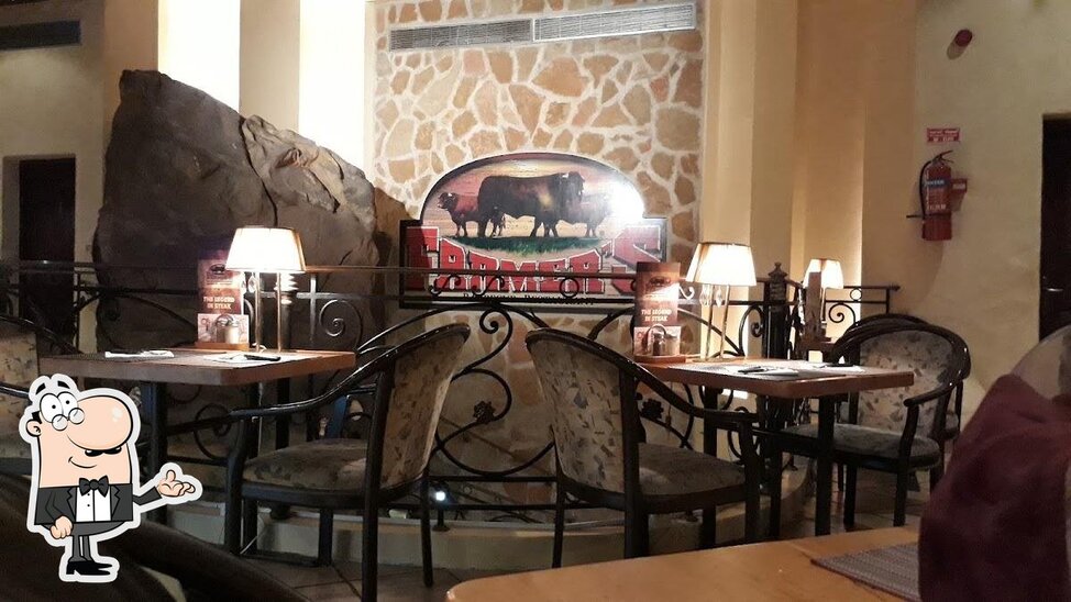 Installez-vous à l'une des tables de Restaurant Farmer's Steakhouse.