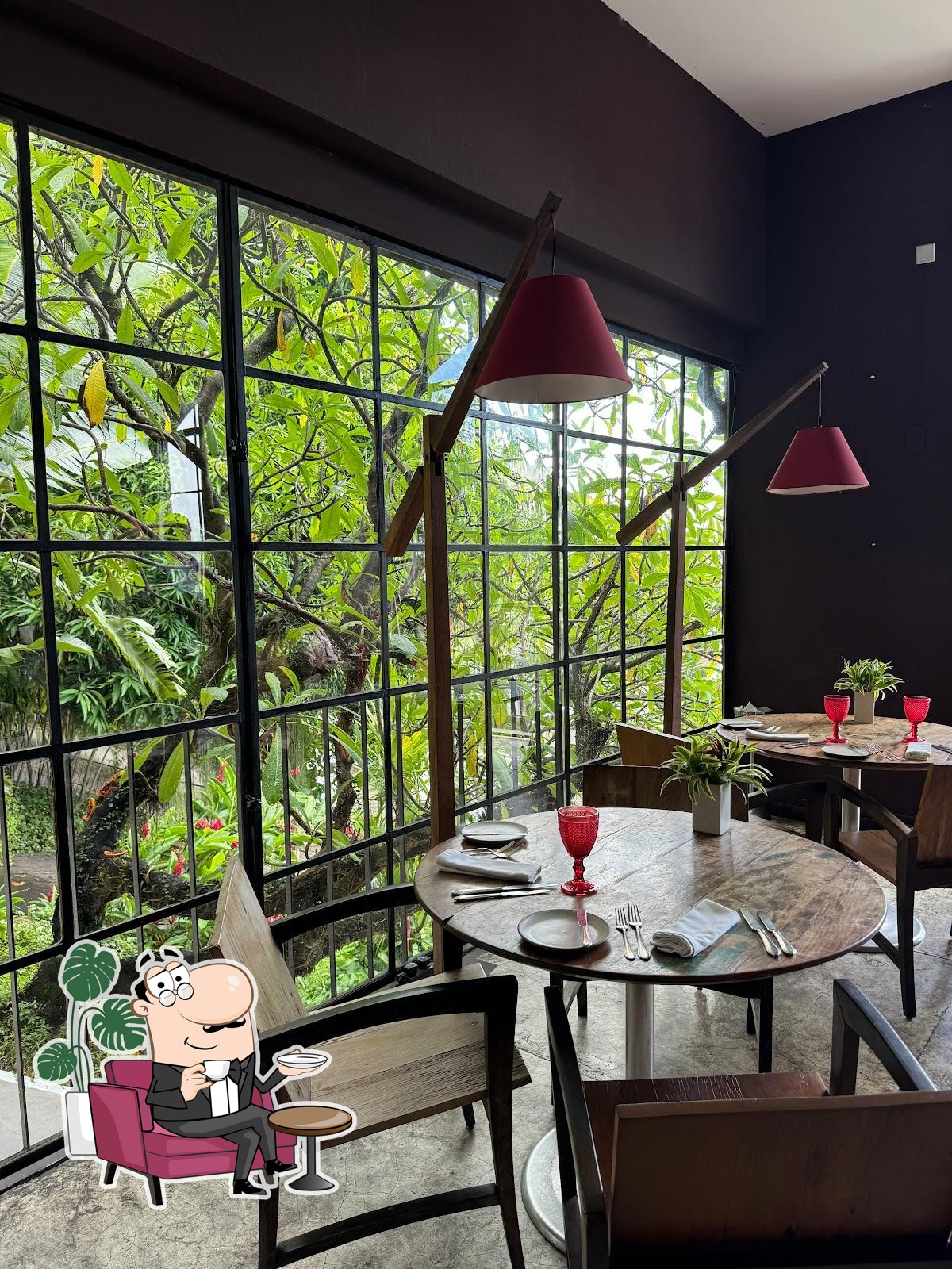 Sente em uma das mesas no Restaurante Térèze.