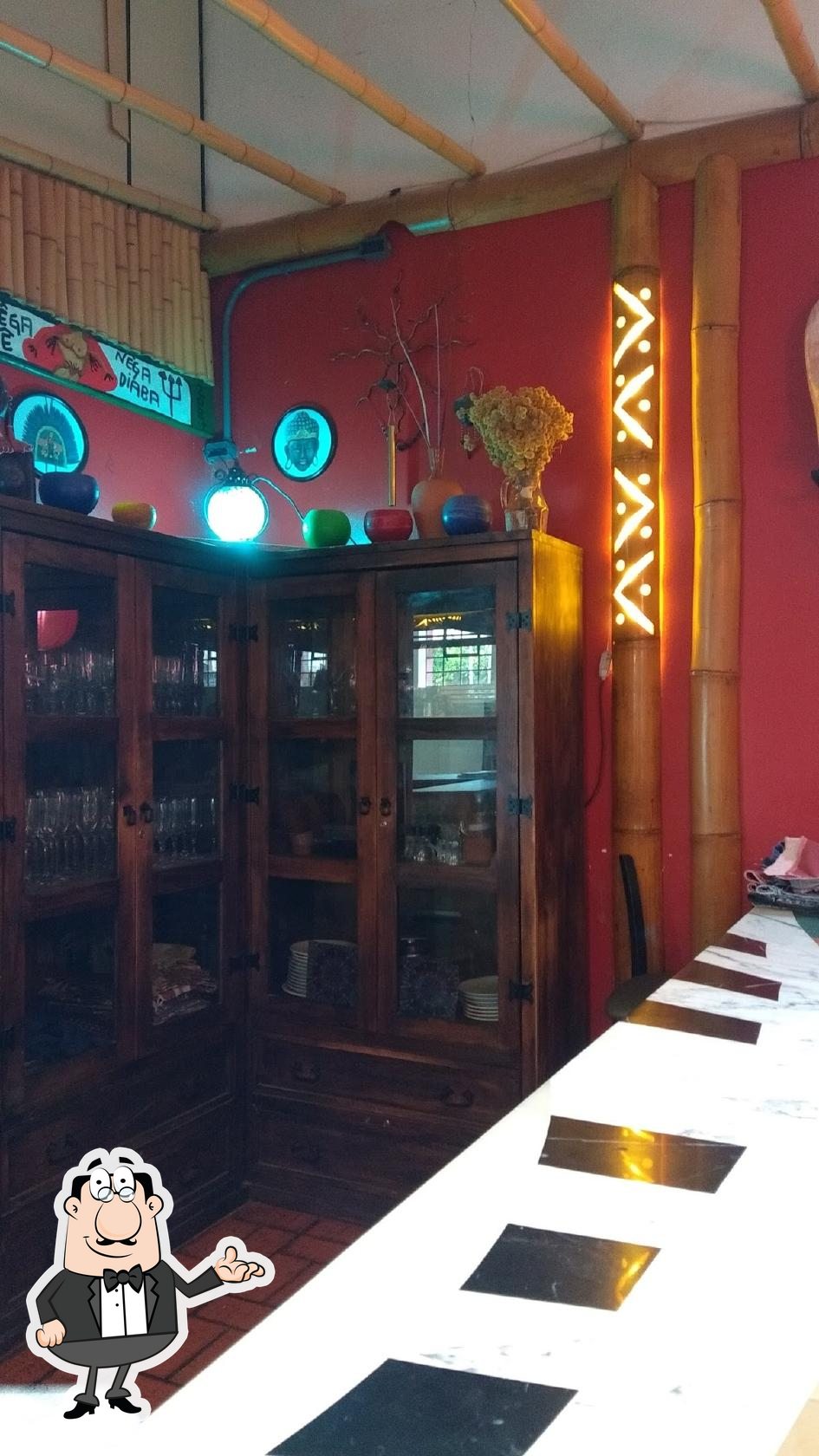 Sente em uma das mesas no Zarabatana Café.