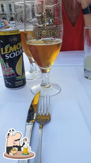 Goditi una birra con la cena.