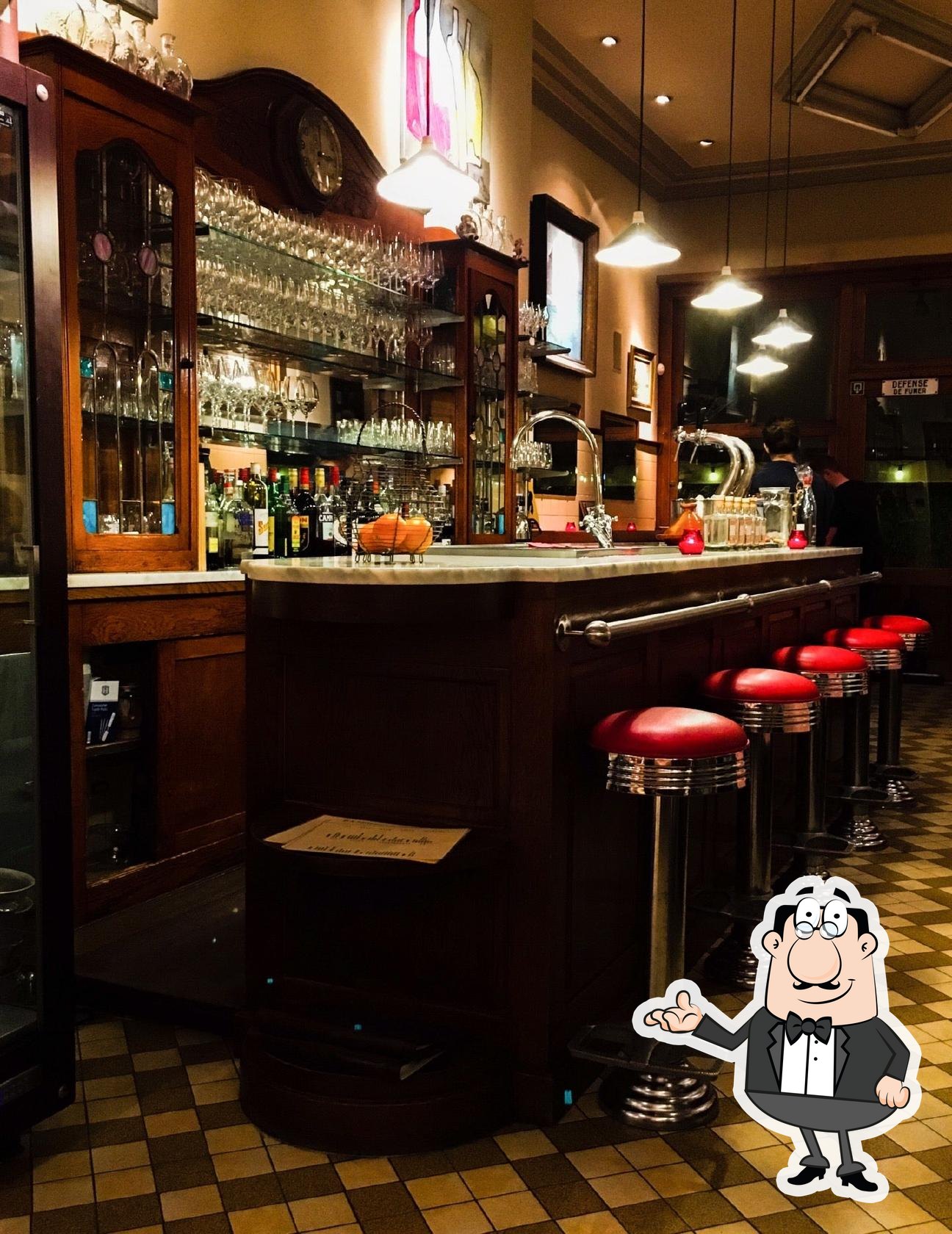 Installez-vous à l'une des tables de Friture René.