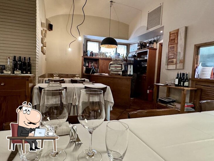 Siediti a un tavolo di Trattoria Monti Roma.