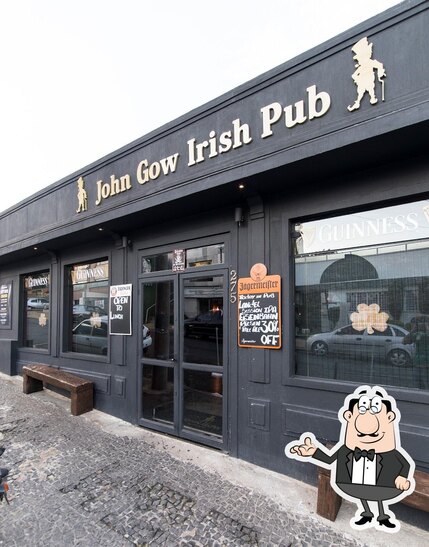 Sente em uma das mesas no John Gow Irish Pub.