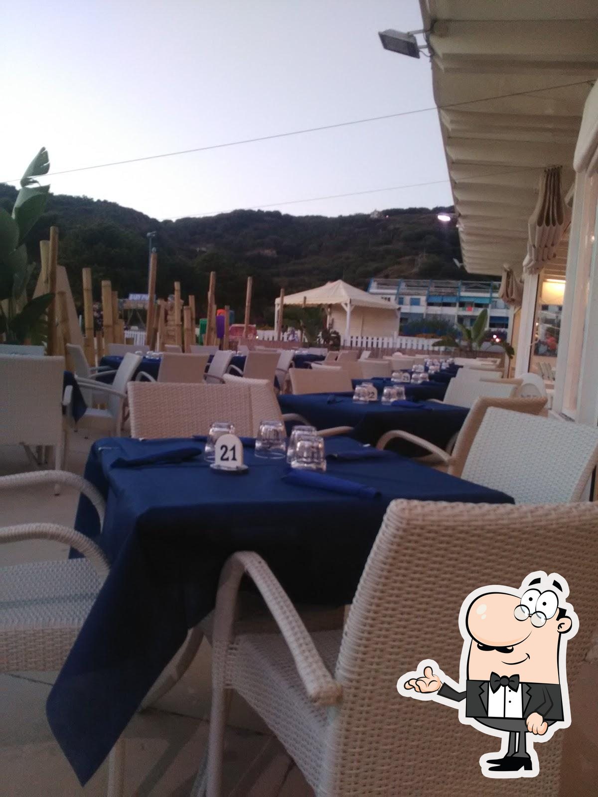 Siediti a un tavolo di Bahìa beach club.