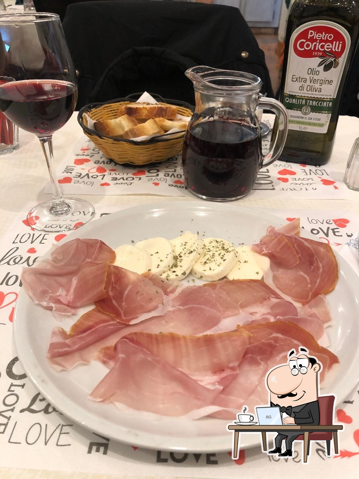 Siediti a un tavolo di Pepe Verde.