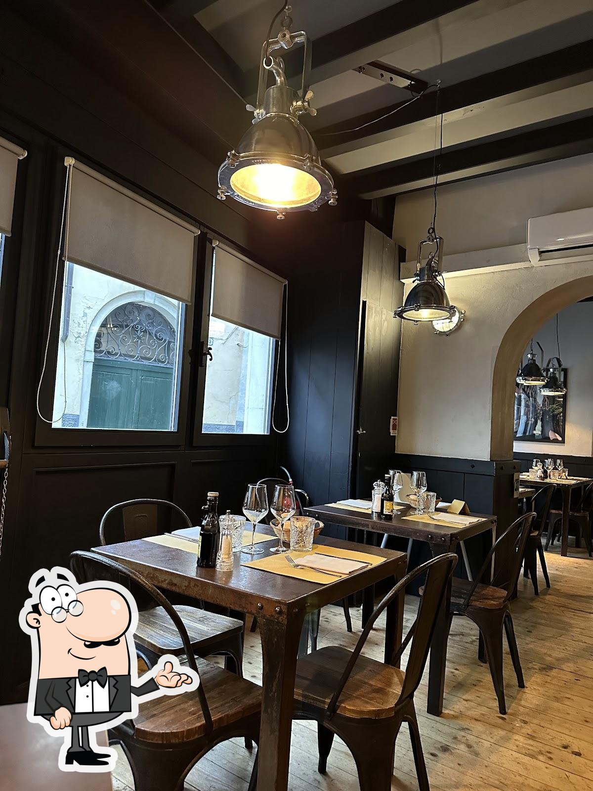 Siediti a un tavolo di Frascoli Bacaro / Cicchetteria Veneziana a Padova.