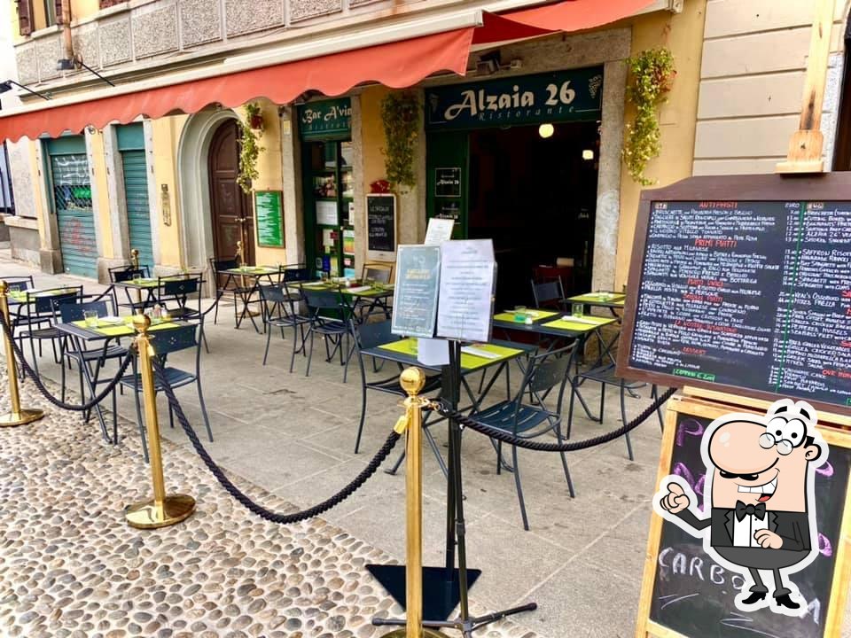 Siediti a un tavolo di Alzaia 26.
