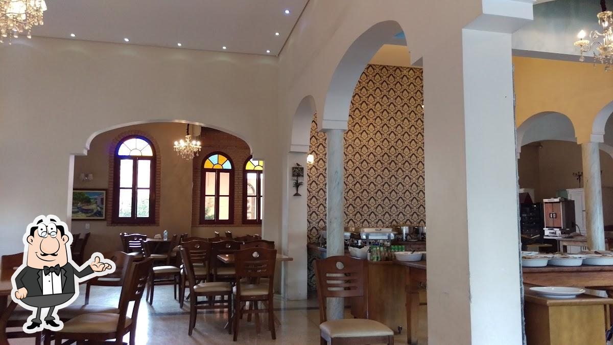 O interior do Restaurante Al Dar.