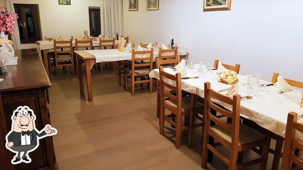 Siediti a un tavolo di Trattoria Da Bertin.