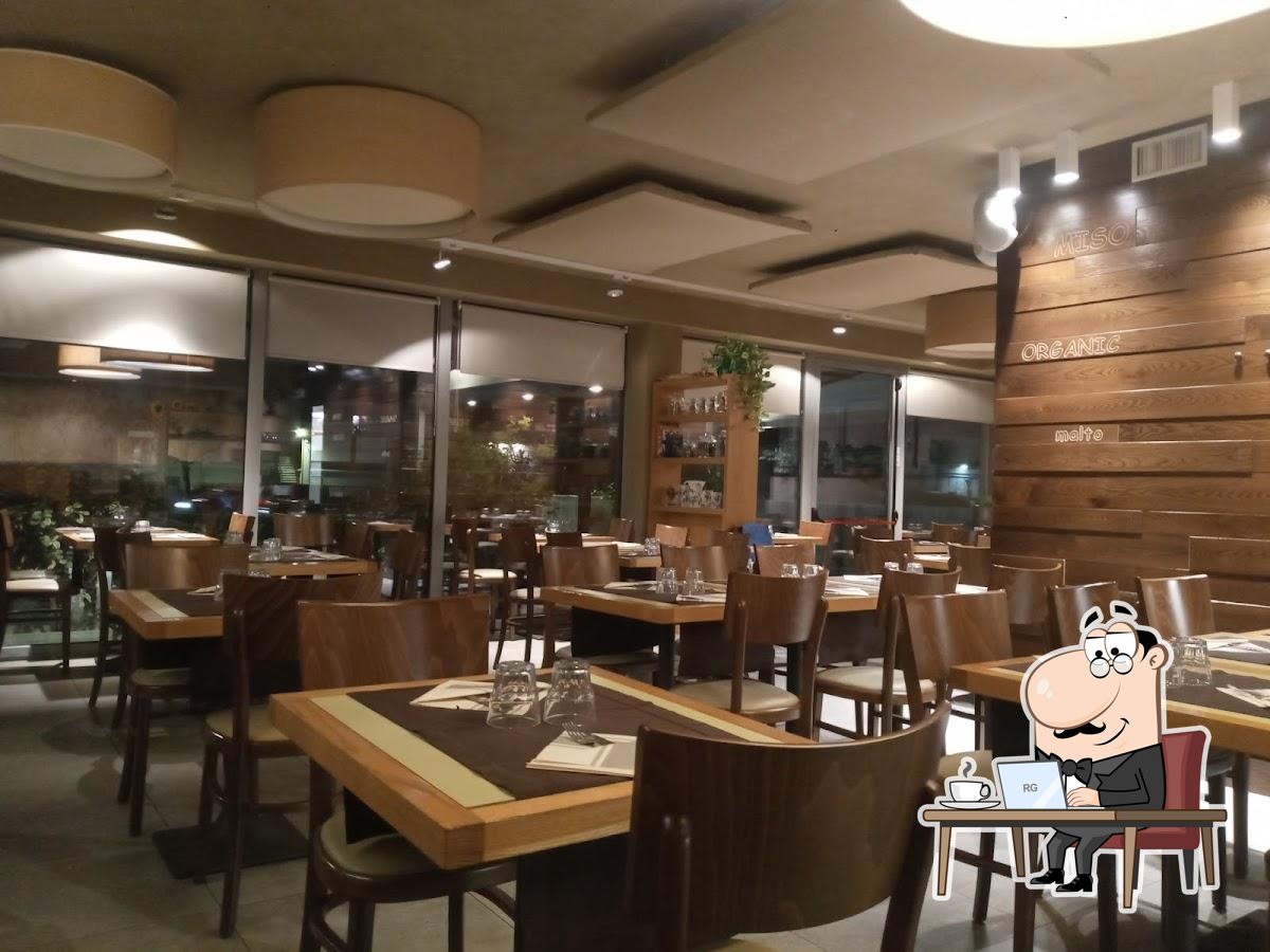 Gli interni di Rajas Cafè.