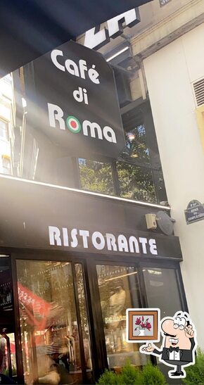 Installez-vous à l'une des tables de Café Di Roma.