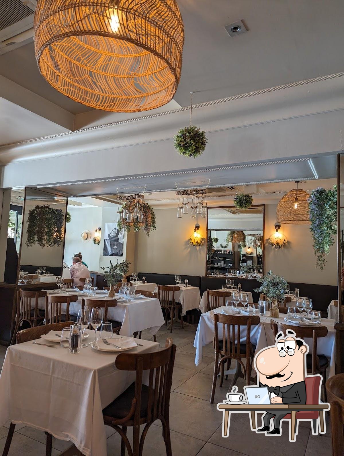 Installez-vous à l'une des tables de La Perle.