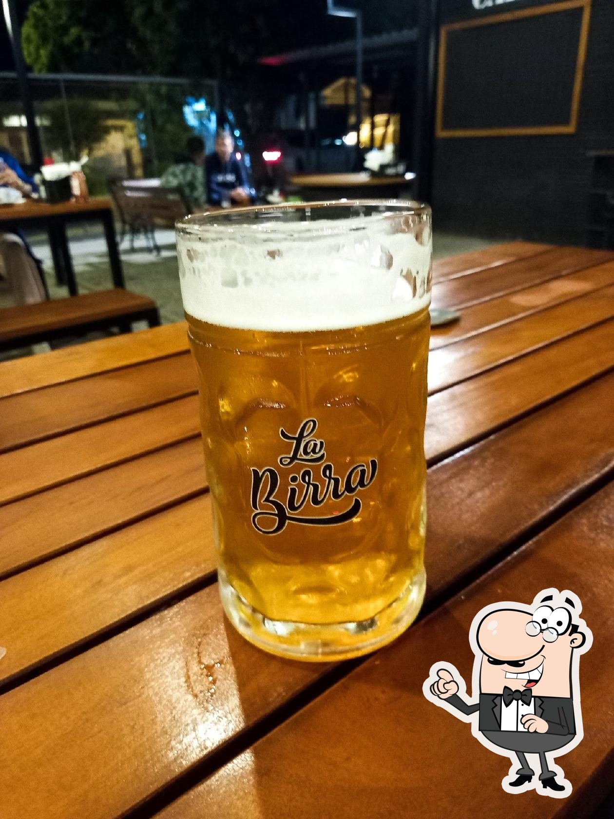 Sente em uma das mesas no La Birra - Caxias do Sul.