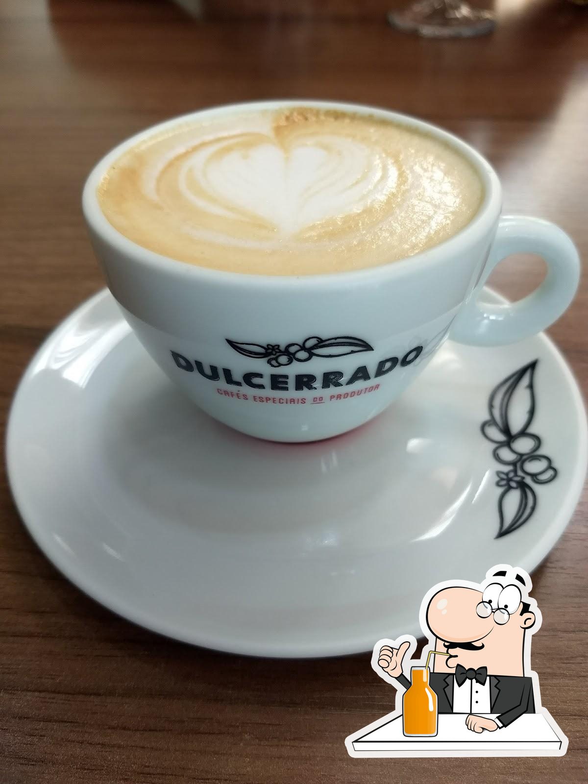 Cafeteria Dulcerrado by Expocacer serve um número de drinques.