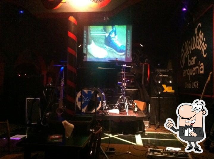 Veja imagens do interior do Willi Willie Bar e Arquería.