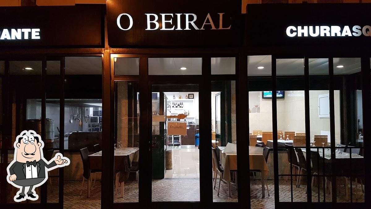 Sente em uma das mesas no O Beiral.