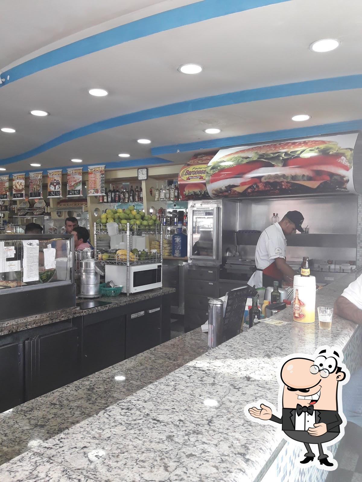 Você pode pedir uma bebida do menu.