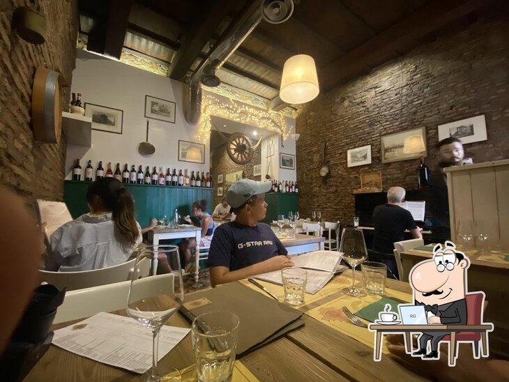 Dai un'occhiata agli interni di Trattoria Pizzeria Il Girasole.