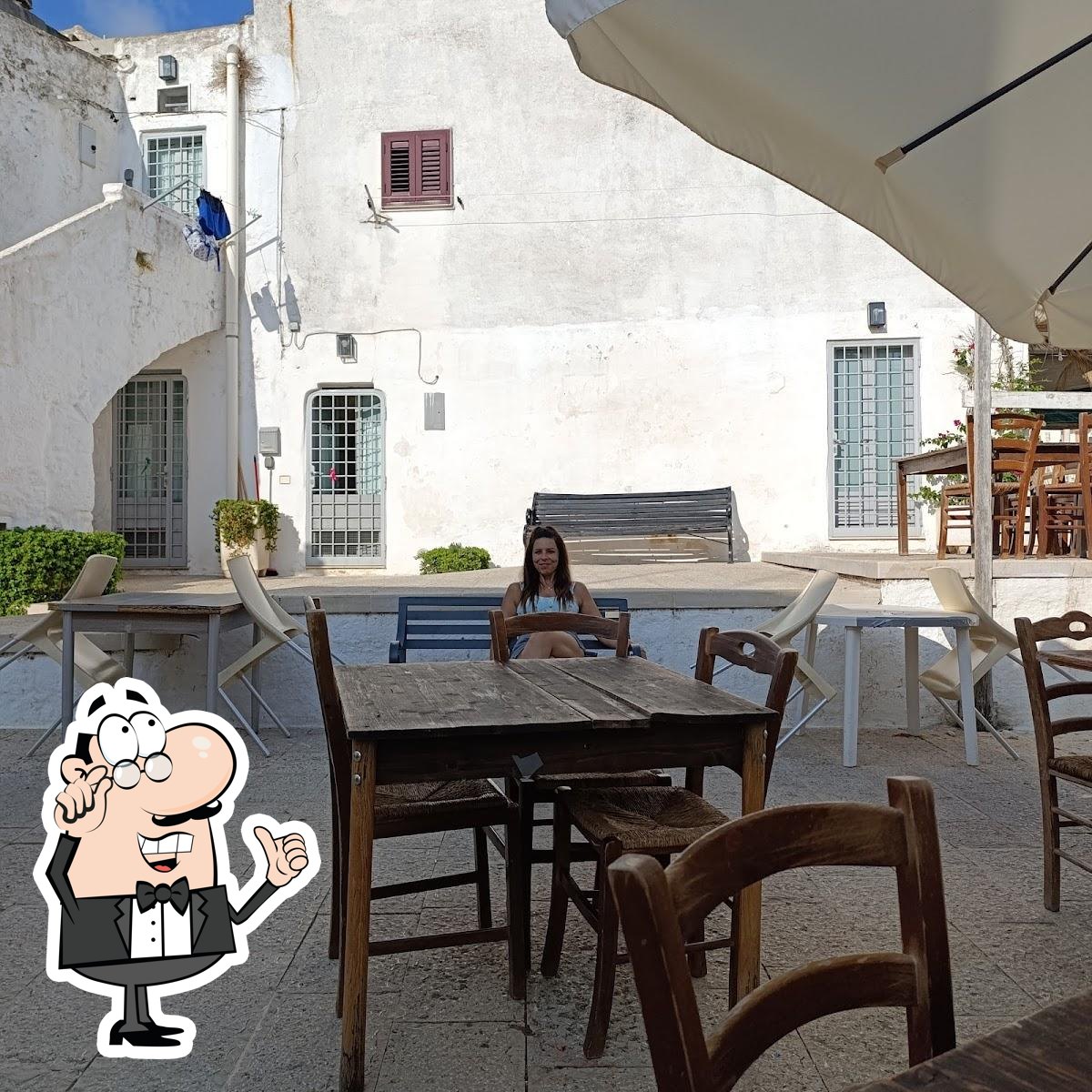 Gli interni di L'Antico Arco Osteria.
