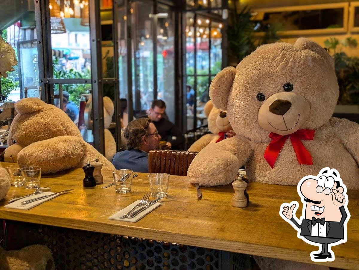 Installez-vous à l'une des tables de Le Choupinet.