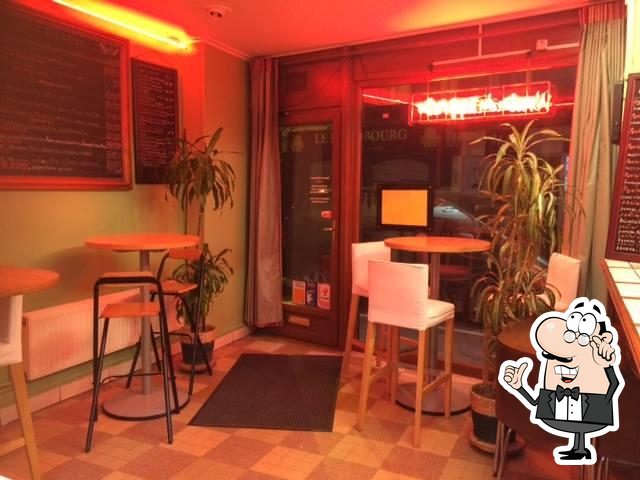 Installez-vous à l'une des tables de Pizzeria Nono.