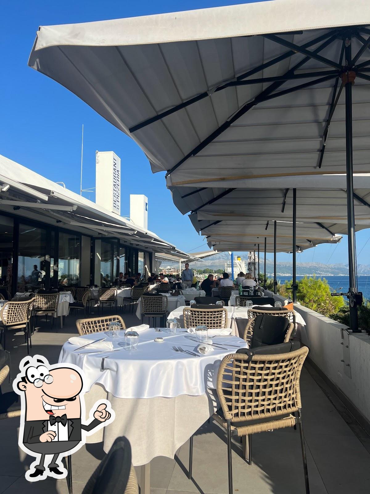 Siediti a un tavolo di Restaurant Adriatic.