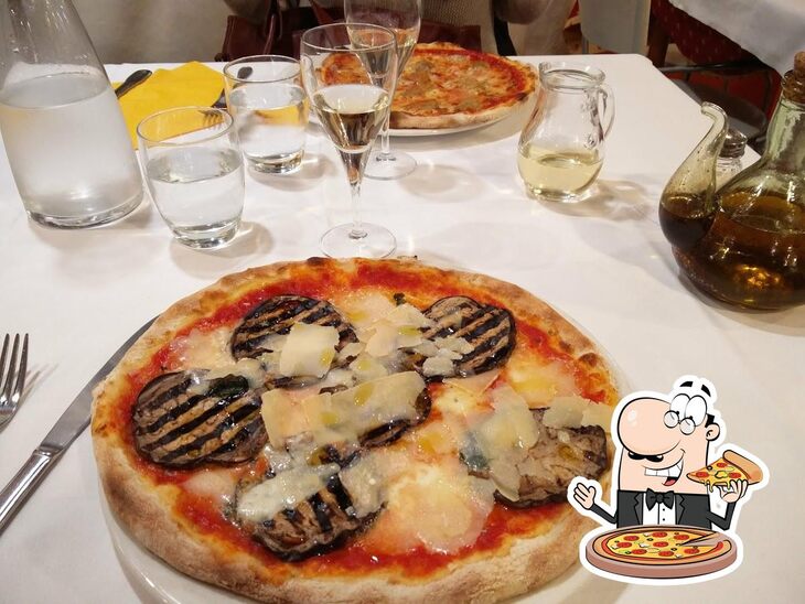 A Le due Lune trattoria pizzeria, puoi ordinare una bella pizza.