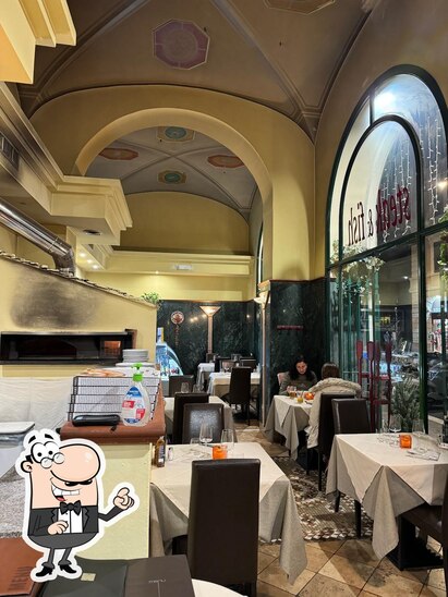 Siediti a un tavolo di RISTORANTE BABBO’S.