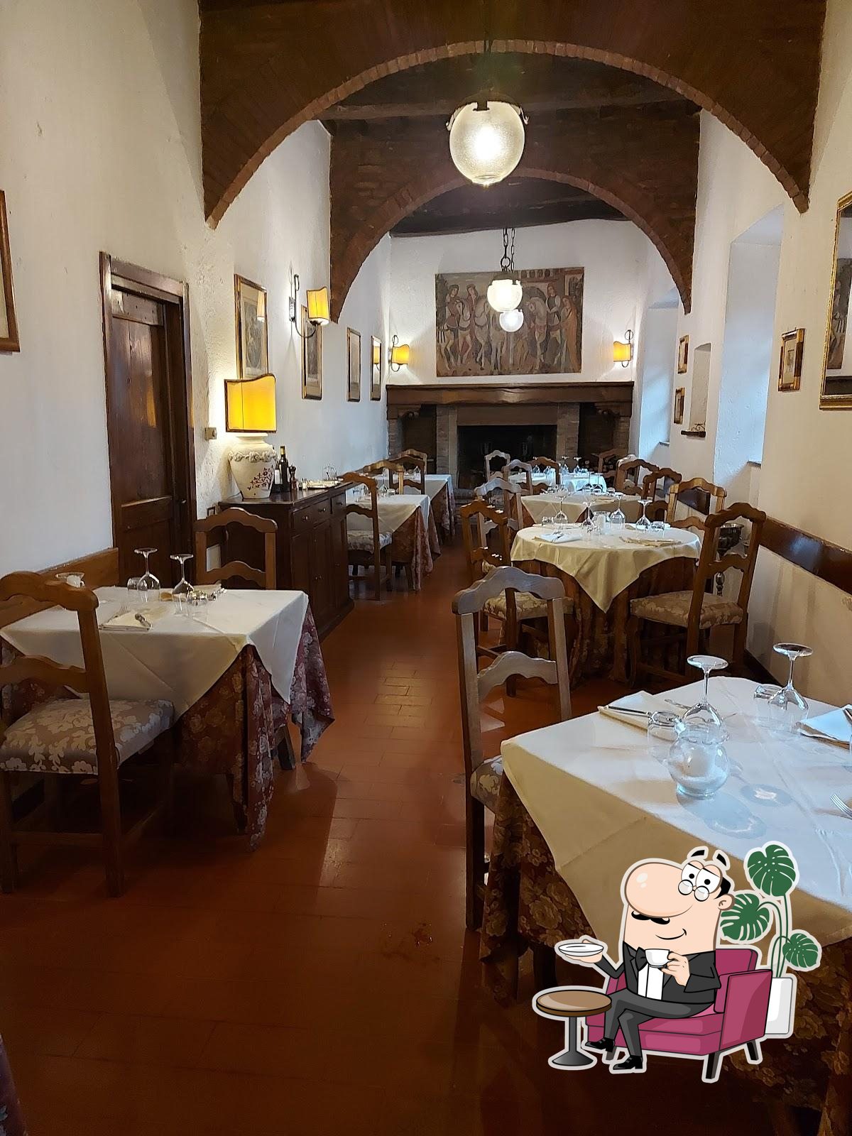 Dai un'occhiata agli interni di Osteria Dell' Olmo.