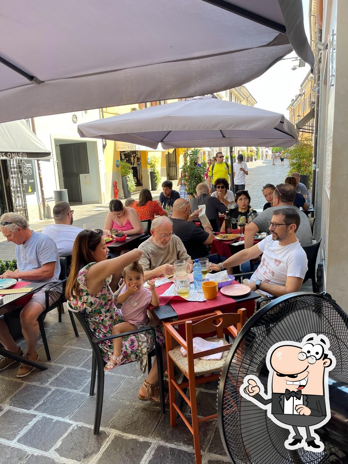 Siediti a un tavolo di Ristorante e Focacceria Maremma Maiala.