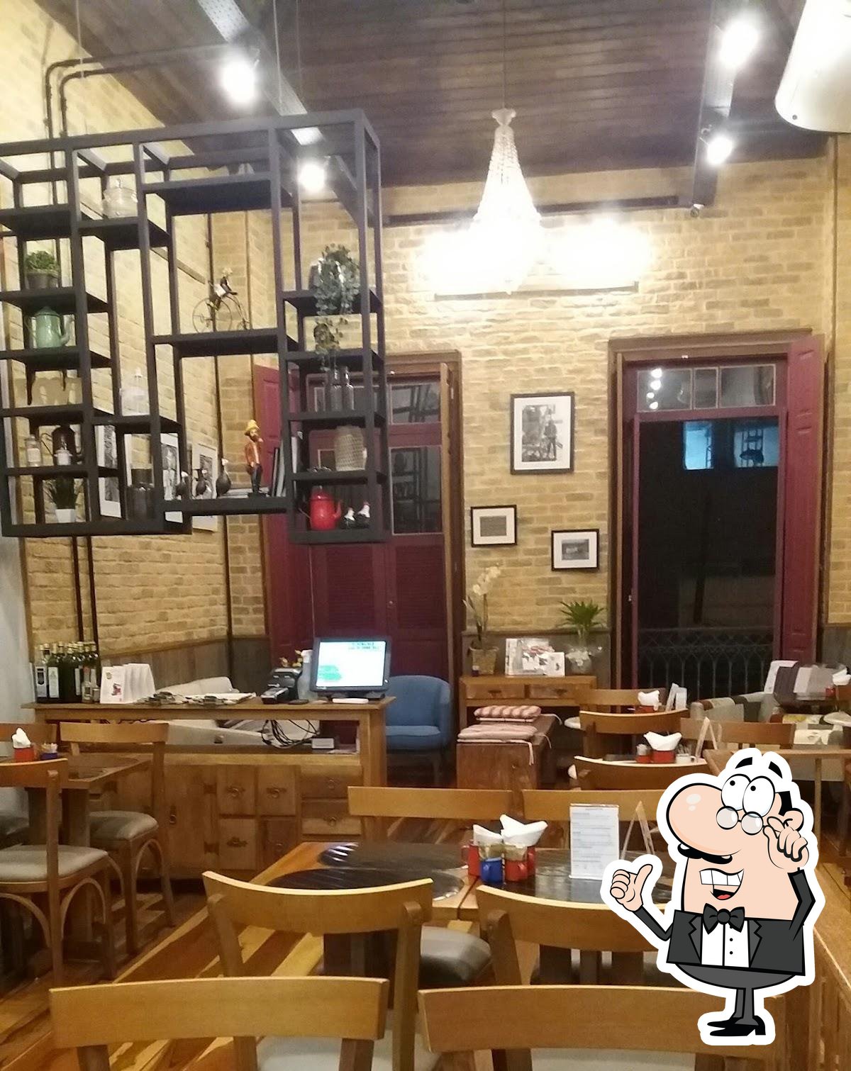 Sente em uma das mesas no Fazenda Paradiso Café.