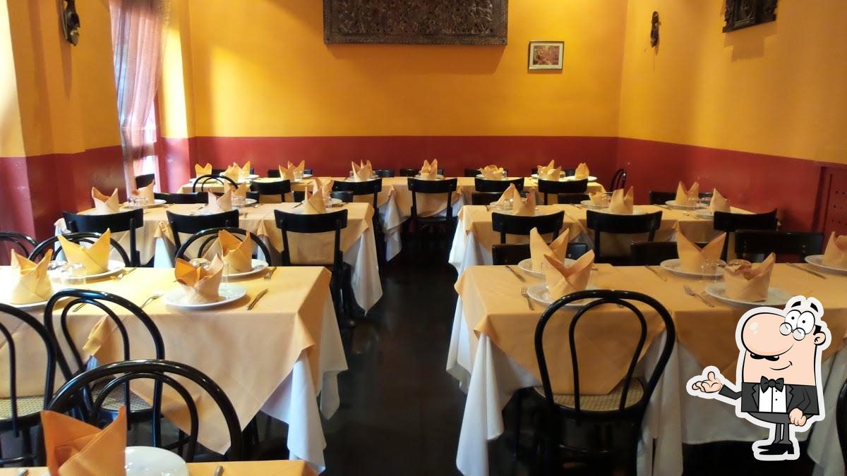 Siediti a un tavolo di Namaste’ Ristorante Indiano.