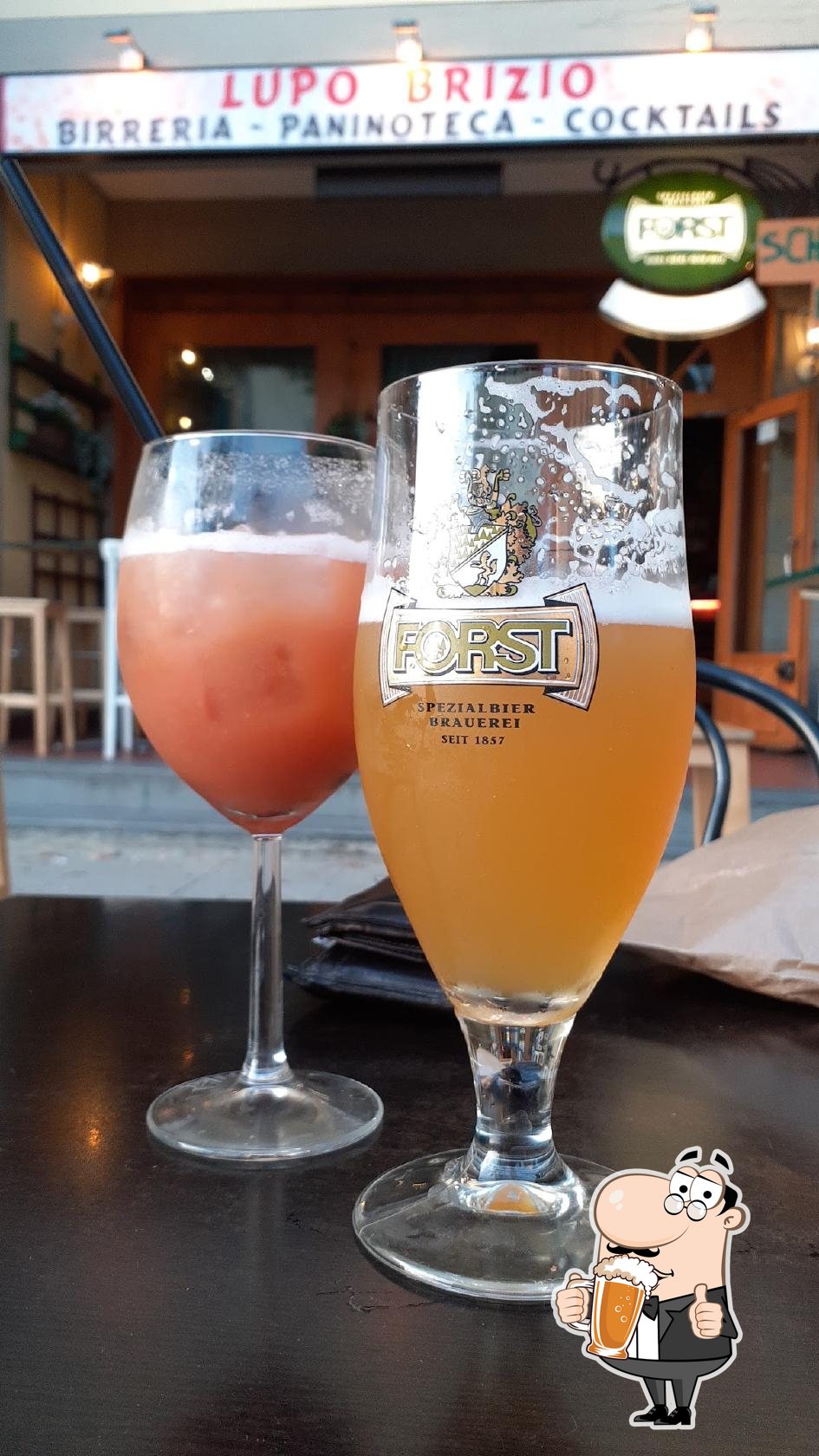 Puoi prenderti un rinfrescante bicchiere di birra chiara o scura.