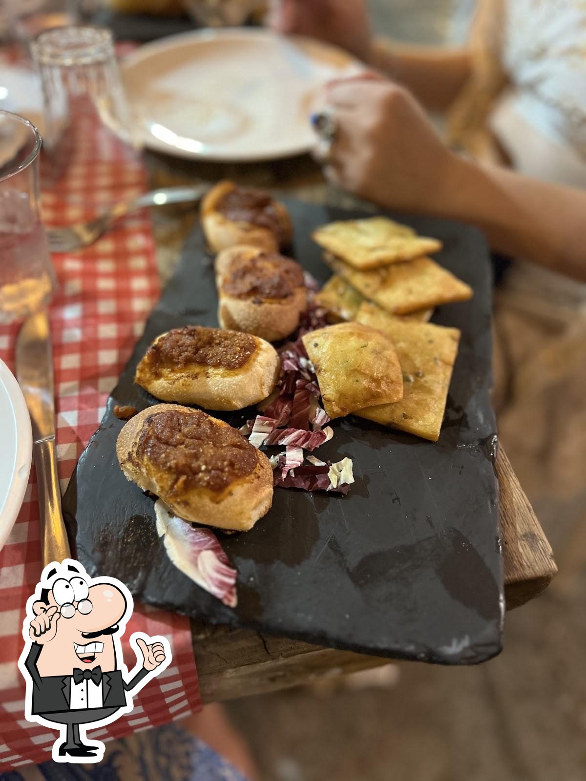 Siediti a un tavolo di Osteria Mangia e Bevi.