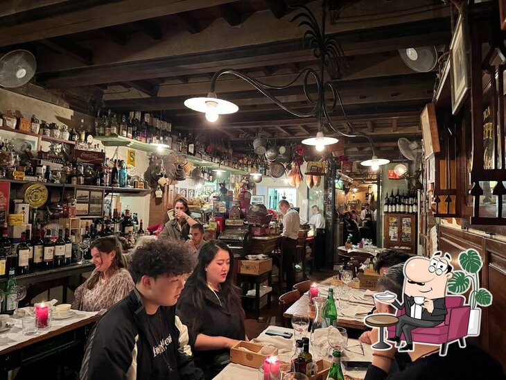 Dai un'occhiata agli interni di Trattoria 13 Gobbi.