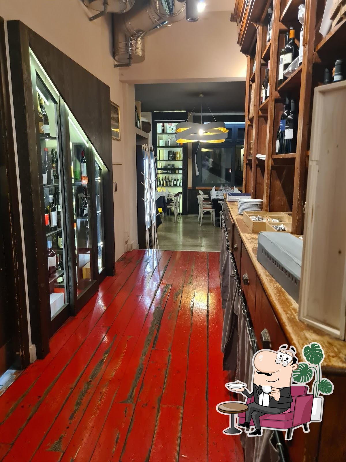 Siediti a un tavolo di La Degosteria.