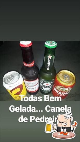 Desfute uma tulipa de cerveja leve ou escura.