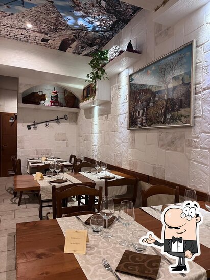 Siediti a un tavolo di Ristorante Osteria Alle Due Porte.