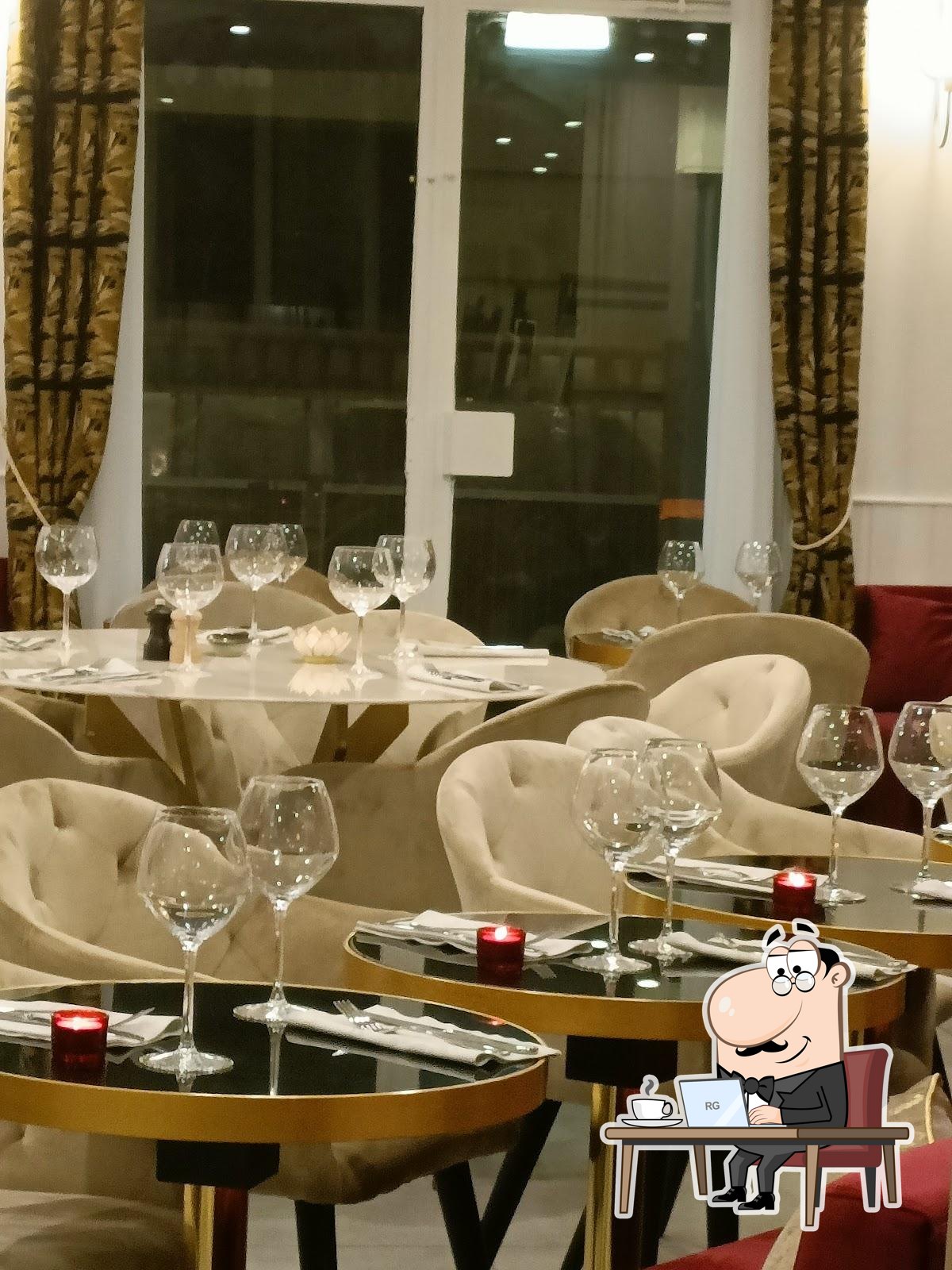 Installez-vous à l'une des tables de Pizzéria La Stella d'Oro.