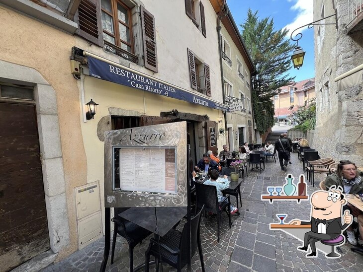 Installez-vous à l'une des tables de Azzurro.