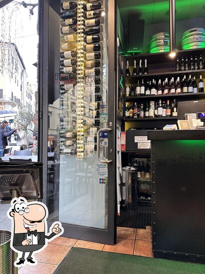 Dai un'occhiata agli interni di Enoteca Barberini.