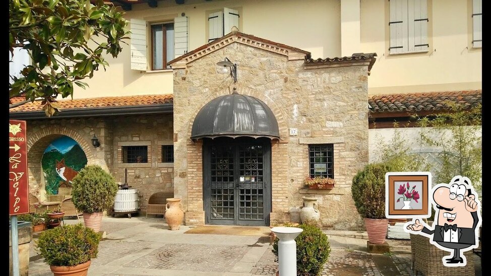 Siediti a un tavolo di Ristorante Pizzeria La Volpe.