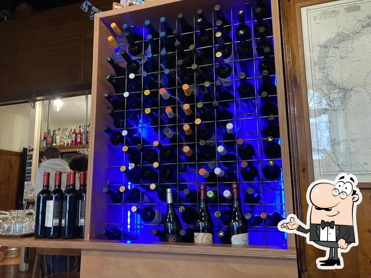 Gli interni di Osteria Salvagente.