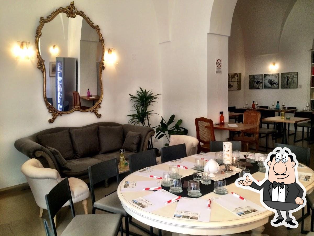 Siediti a un tavolo di Tito Schipa Sushi Restaurant Apulian Fusion.