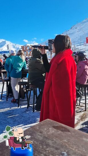 Installez-vous à l'une des tables de La Folie Douce (Sud, Délivrez-vous).