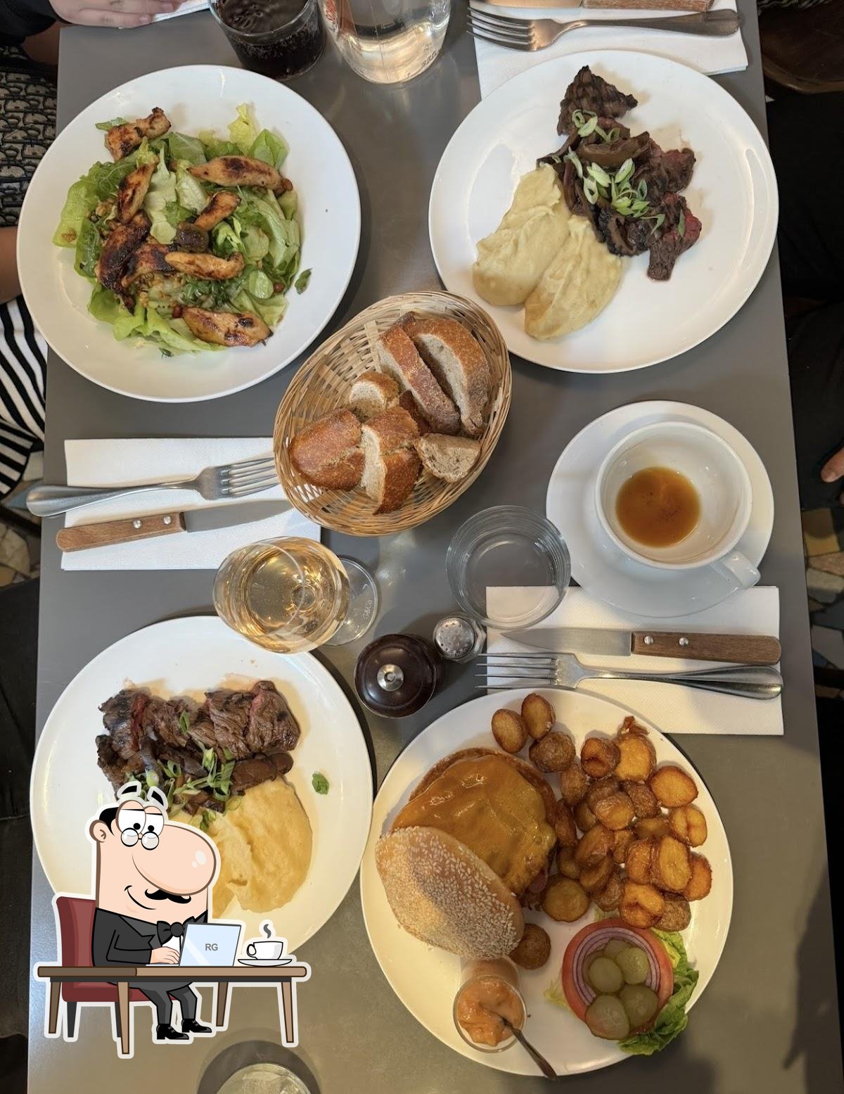 Installez-vous à l'une des tables de Le Café de Mars.