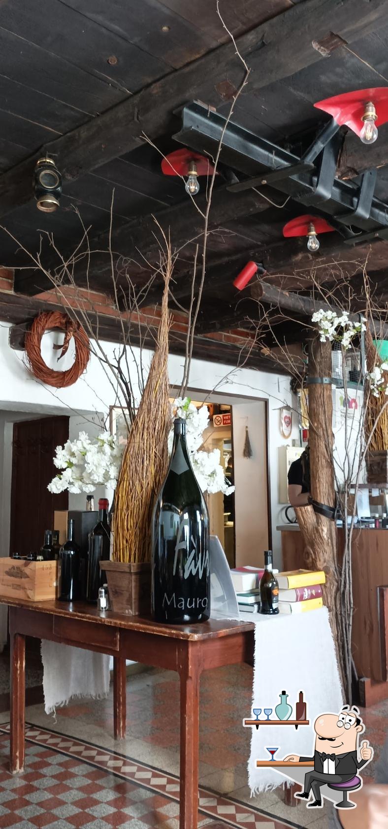 Siediti a un tavolo di Osteria Antica Il Favri. Siediti a un tavolo di Osteria Antica Il Favri.
