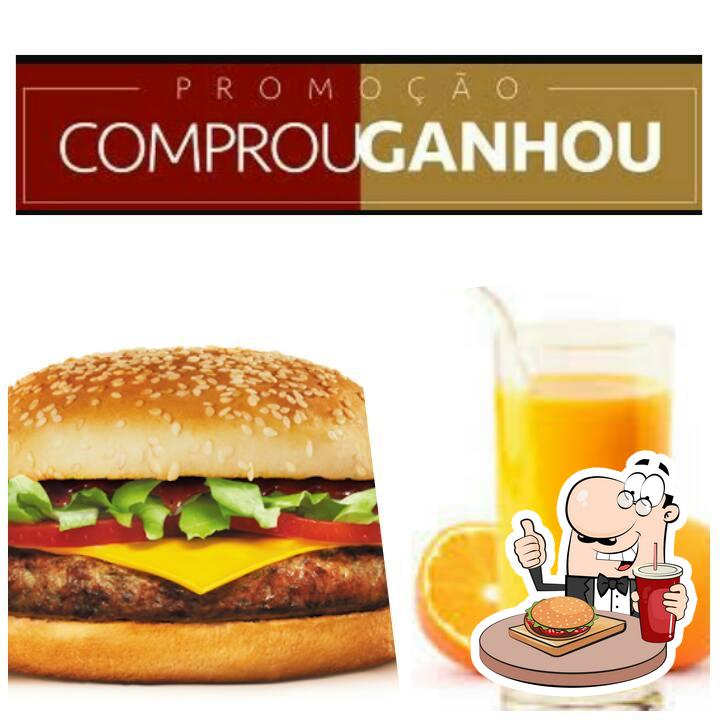 Delicie-se com um hambúrguer no Magab's lanches.